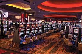 Menu navigasi 789bet yang menunjukkan akses mudah ke Starburst, permainan slot lain, dan meja kasino langsung